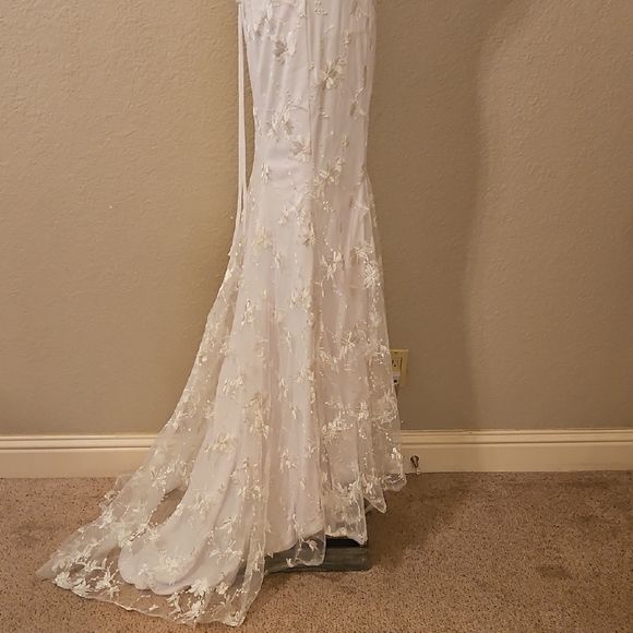 Elegant White Lace Wedding Dress - Picture 6 of 9